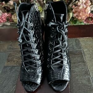 Vince Camuto Black Patent Leather Roretta Croco Print Ankle Booties New Sz 5.5